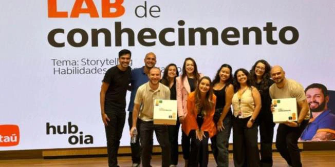 Equipe e participantes em uma imersão sobre storytelling